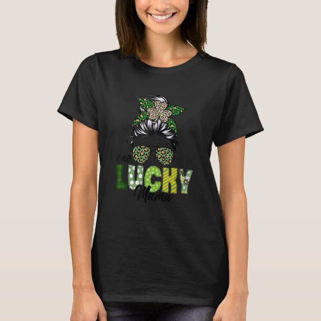 Camiseta One Lucky Mama Messy Bun Leopard Shamrock Funny St (Frente)