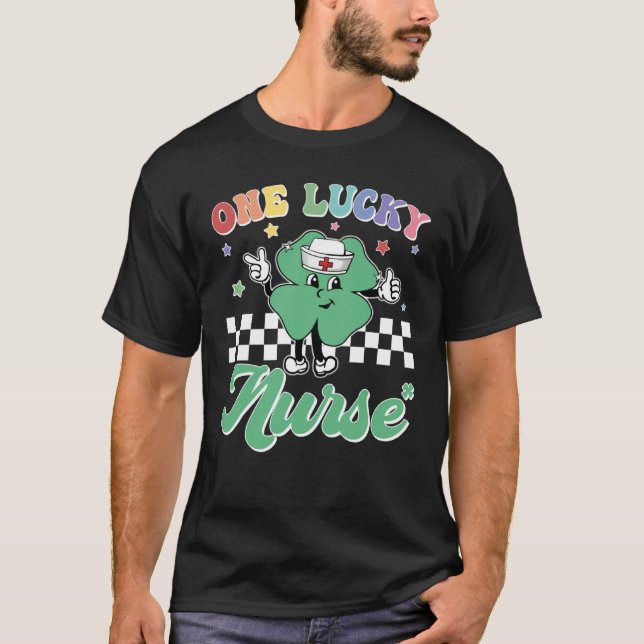 Camiseta One Lucky Nurse ICU RN Retro Groovy Patrick's Day  (Frente)