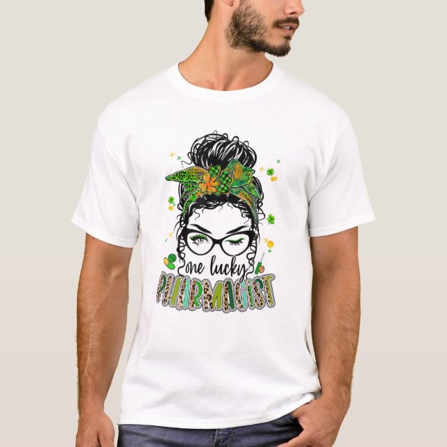 Camiseta One Lucky Pharmacist Messy Bun Shamrock St Patrick (Frente)