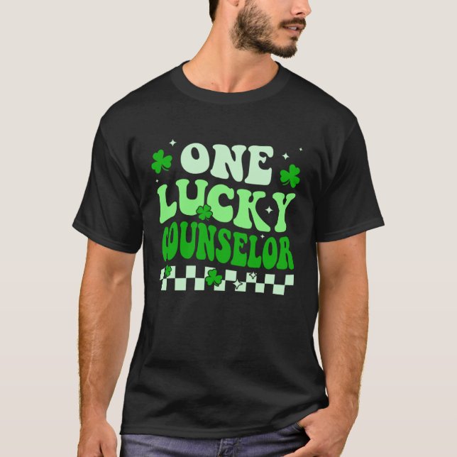 Camiseta One Lucky School Counselor Groovy Retro St Patrick (Frente)