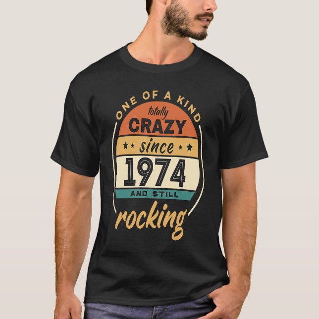 Camiseta One Of A Kind Crazy Since 1974 And Still Rocking V (Frente)