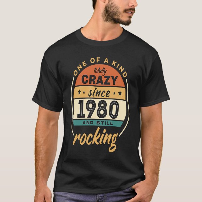 Camiseta One Of A Kind Crazy Since 1980 And Still Rocking V (Frente)