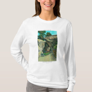 Camiseta Ônibus de excursão sob a rocha do arco na estrada