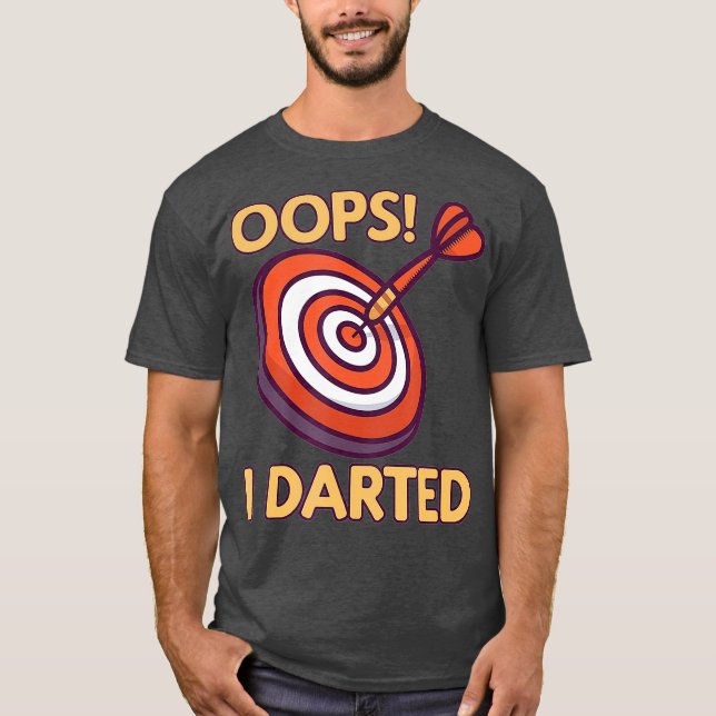 Camiseta Oops I Dark - Seta Dart do Jogador de Dardos Engra (Frente)