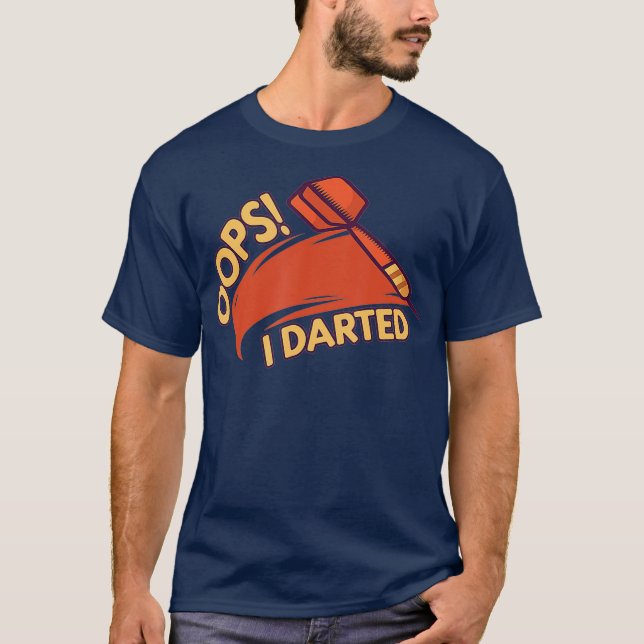 Camiseta Oops I Dark - Seta Dart do Jogador de Dardos Engra (Frente)