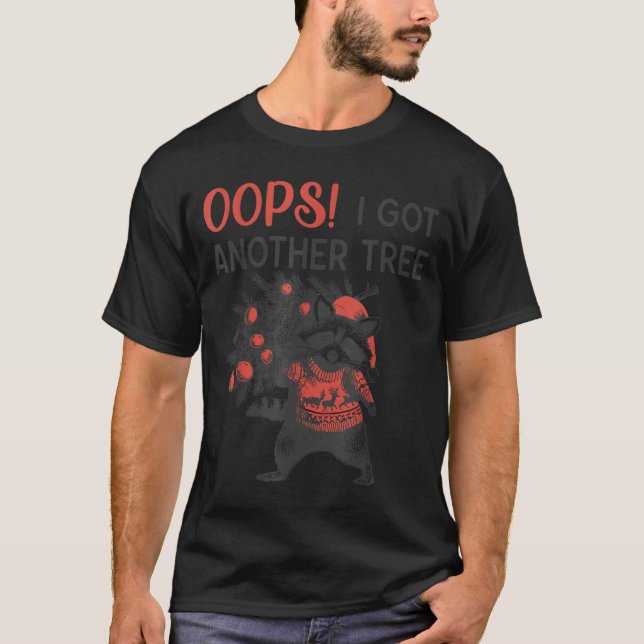 Camiseta Oops I Got Another Tree Funny Raccoon Christmas Qu (Frente)