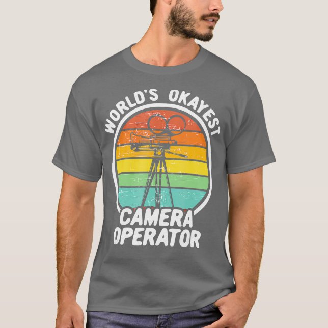 Camiseta Operadora de câmera Okayest Retro Engraçado (Frente)