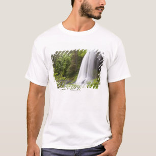 Camiseta Opinião borrada da cachoeira e da floresta em
