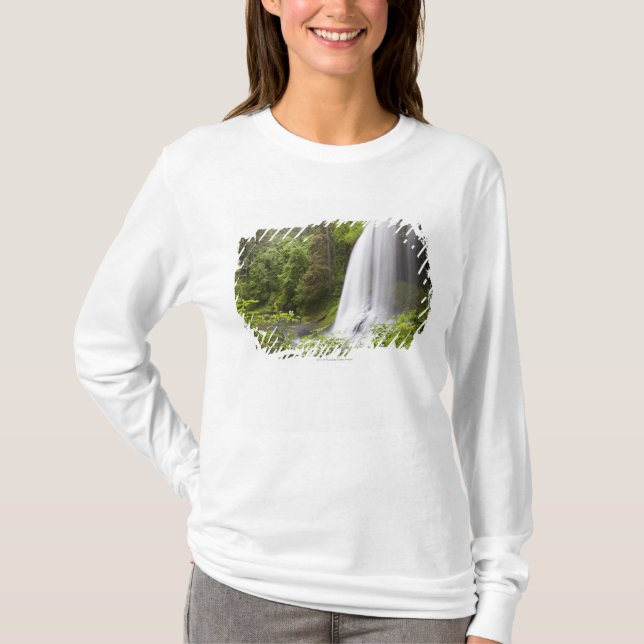 Camiseta Opinião borrada da cachoeira e da floresta em (Frente)