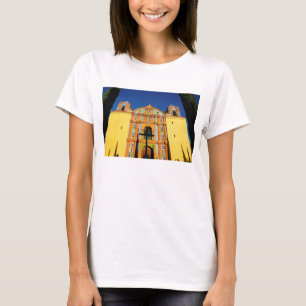 Camiseta Opinião de baixo ângulo da igreja ornamentado