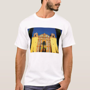 Camiseta Opinião de baixo ângulo da igreja ornamentado
