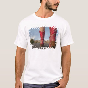 Camiseta opinião do Baixo-ângulo a mulher que veste botas