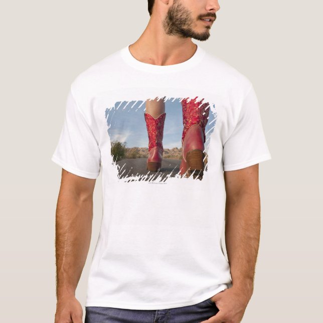 Camiseta opinião do Baixo-ângulo a mulher que veste botas (Frente)