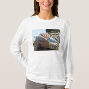 Camiseta Opinião do Fim-acima um soldado que embala uma