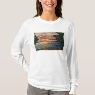 Camiseta Opinião do por do sol da linha costeira com cais