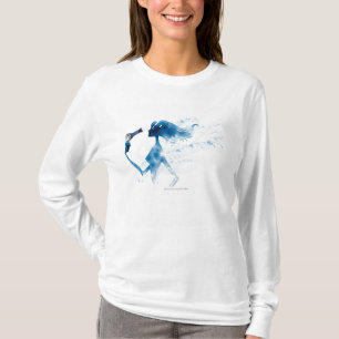 Camiseta Opinião lateral a mulher que seca o cabelo longo