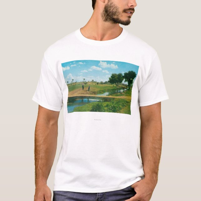 Camiseta Opinião o jogador de golfe que bate a bola (Frente)