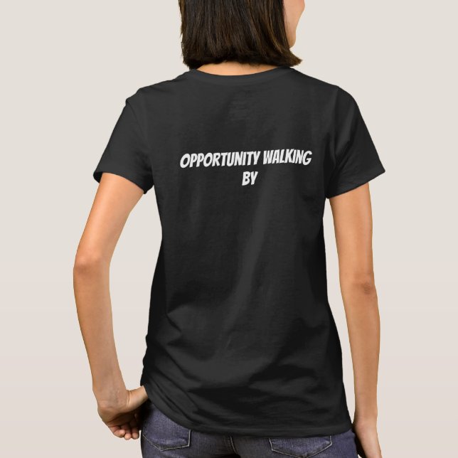 Camiseta oportunidade passando (Verso)