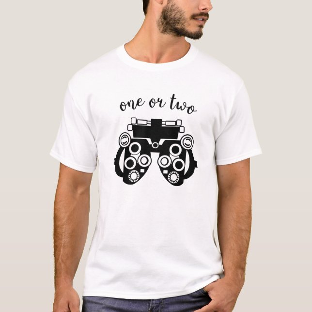 Camiseta Optometria Engraçada Phoropter Um Ou Dois Optometr (Frente)