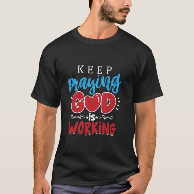 Camiseta Oração Cristã Religiosa Continue Orando Deus Traba (Frente)