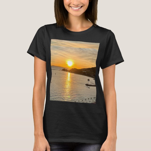 Camiseta Orange Sunset sobre Mountain and Seas (Frente)