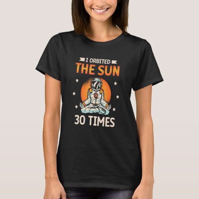Camiseta Orbitei O Sol 30 Vezes O Planeta Astronauta Feliz (Frente)