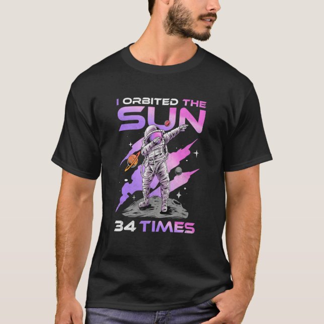 Camiseta Orbitei O Sol 34 Vezes O Astronauta De 34 Anos (Frente)
