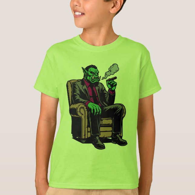 Camiseta Orc numa cadeira com charuto (Frente)