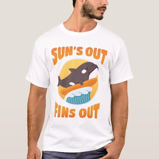 Camiseta Orca Engraçada Em Prancha De Surfe Sol Fora Barbat (Frente)