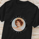 Camiseta Orgulho da nossa Foto de Graduação Moderna do Form<br><div class="desc">Este design simples e clássico é composto por tipografia serif e adiciona uma foto personalizada.</div>
