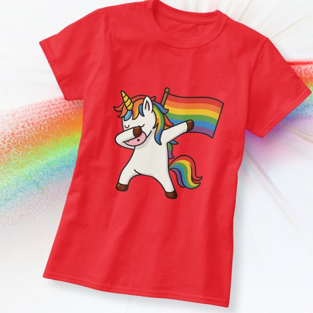 Camiseta Orgulho gay Dabbing Unicorn with Flag (Gay Pride Dabbing Unicorn With Flag T-Shirt by Ricaso. Available in many styles, sizes, colors )