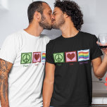 Camiseta Orgulho gay de Paz e Amor<br><div class="desc">Apoie os direitos dos homossexuais com este sinal de paz,  coração e arco-íris. Uma camisa bonita LGBTQ com uma bela bandeira do arco-íris ao lado de um bonito sinal de paz e coração.</div>