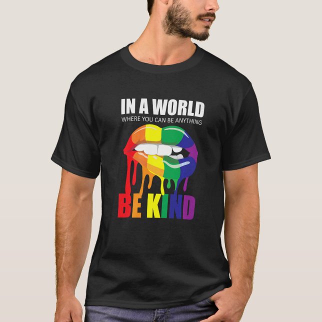 Camiseta Orgulho gay Lgbt Em Um Mundo Onde Você Pode Ser Qu (Frente)