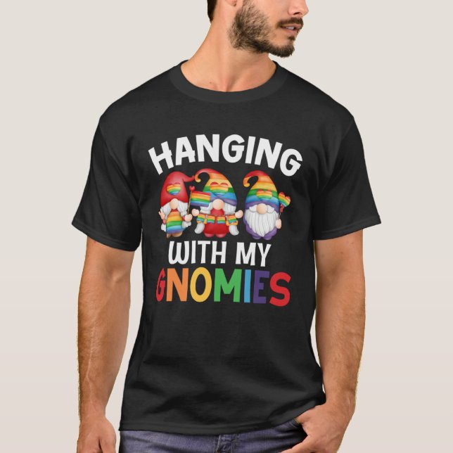 Camiseta Orgulho LGBT LGBTQ Arco-íris Gnomies  Pendurado co (Frente)