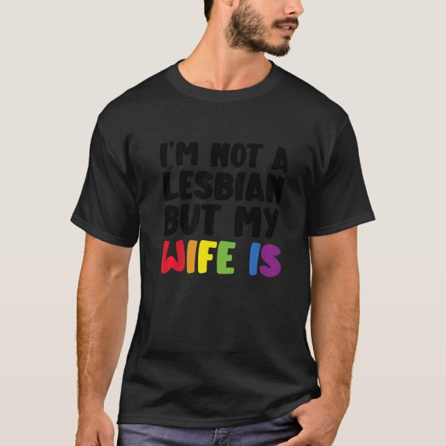 Camiseta Orgulho LGBT Não sou Lésbica, mas minha esposa é (Frente)