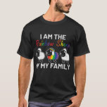 Camiseta Orgulho LGBT Orelha Arrebatada Engraçada Dizendo M<br><div class="desc">Este design moderno temático LGBT apresenta o texto "Eu sou a ovelha arco-íris da minha família" em tipografia branca acentuada com uma ovelha colorida arco-íris entre duas ovelhas brancas #LGBT #gay #orgulde #lésbica #transgênero #igualdade #arco-íris #moda #na moda #ovelha #fazenda</div>
