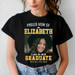 Camiseta Orgulho Mãe Classe de Formando 2025 Personalizada<br><div class="desc">Celebre a conquista do seu filho com a Orgulhosa Mãe Classe de 2025 Formando de Camiseta Personalizada. Perfeito para cerimônias de graduação,  reuniões familiares ou visto cotidiano,  esta árvore personalizada permite que você,  orgulhosamente,  apoie seu formando em estilo. Uma manutenção significativa para este marco especial.</div>