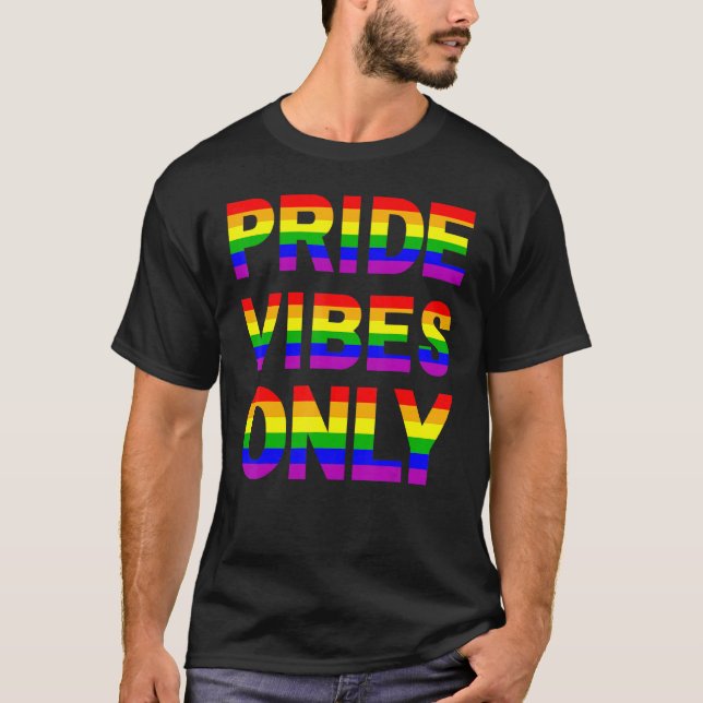Camiseta Orgulho Vibes Apenas LGBTQIA Amam Homens Mulheres (Frente)