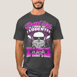 Camiseta Orgulhosa esposa de um carpinteiro quente fumante