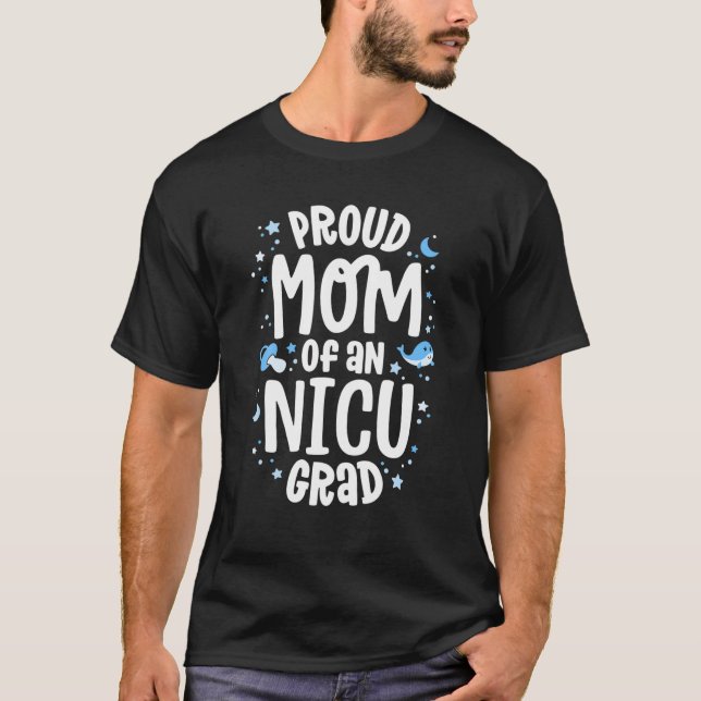 Camiseta Orgulhosa Mãe De Um Formando NICU Formando NICU (Frente)