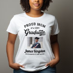 Camiseta Orgulhosa Mãe de uma Foto Personalizada Branca de<br><div class="desc">design de camiseta de graduação "Mãe Orgulhosa de um Formando 2024", branco-na moda, apresenta uma foto do formando enquadrado em preto com nome simples e clássico, ano de aula e texto do nome da escola que pode ser personalizado. As cores e o estilo da camisa podem ser modificados para coordenar...</div>