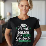 Camiseta Orgulhosa Nana de 2023, formando verde<br><div class="desc">Comemore a graduação do seu neto ou da sua neta com esta camiseta moderna que apresenta uma tipografia "NANA Orgulhosa de um Formando de 2023" em fontes brancas e verdes decoradas com um boné formando preto com fita verde; personalize facilmente esta camiseta com o ano de graduação e o nome...</div>