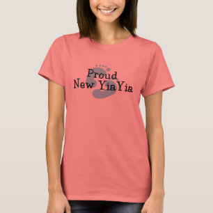 Camiseta Orgulhosa Nova Yiayia Pegadas de Bebê Menino