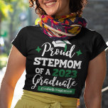 Camiseta Orgulhosa Stepma da família de formandos 2023<br><div class="desc">Comemore a graduação de seu enteado ou enteado com esta camiseta moderna, com uma "PALESTRA Orgulhosa de uma tipografia de Formando 2023", em fontes brancas e verdes decoradas com um boné formando com fita verde; personalize facilmente essa camiseta com o ano de graduação e o nome do formando editando os...</div>