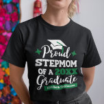 Camiseta Orgulhosa Stepma da família de formandos 2023<br><div class="desc">Comemore a graduação de seu enteado ou enteado com esta camiseta moderna, com uma "PALESTRA Orgulhosa de uma tipografia de Formando 2023", em fontes brancas e verdes decoradas com um boné formando com fita verde; personalize facilmente essa camiseta com o ano de graduação e o nome do formando editando os...</div>