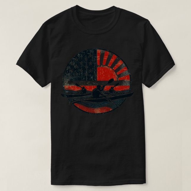 Camiseta Orgulhoso Kayaker Paddando Através da Bandeira d'á (Frente do Design)