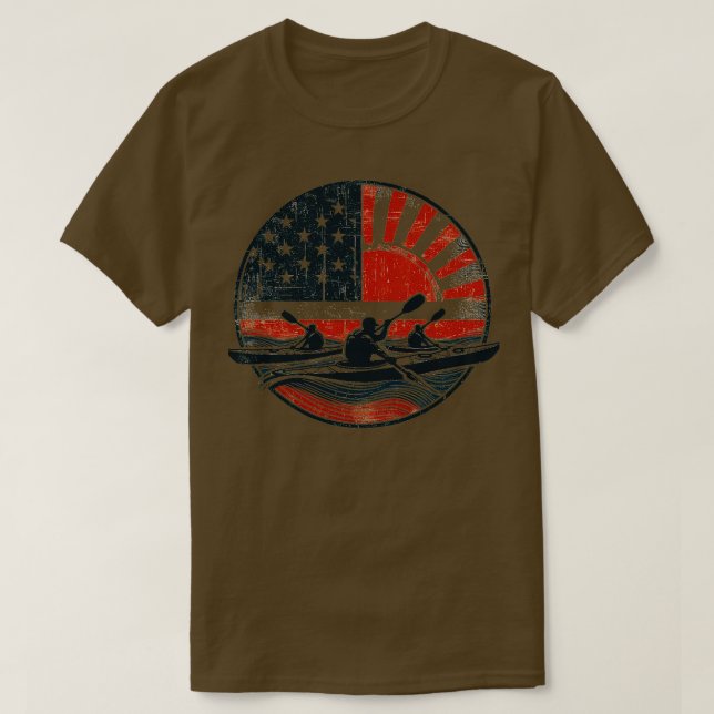 Camiseta Orgulhoso Kayaker Paddando Através da Bandeira d'á (Frente do Design)