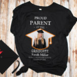 Camiseta Orgulhoso Pai do Formando com uma Foto e Nome<br><div class="desc">Celebre a grande conquista do seu formando com esta camisa de graduação personalizada para pais orgulhosos! Projetada para mostrar seu orgulho em estilo, esta camisa apresenta uma foto personalizada, o nome do formando e a escola. É a roupa perfeita para as cerimônias de graduação, festas e operações fotográficas. Seja você...</div>