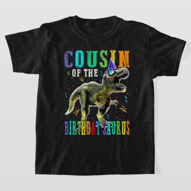 Camiseta Orgulhoso PRIMO Do Aniversário Saurus Dinosaur (Postura )