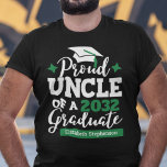 Camiseta Orgulhoso Tio 2023 formando verde-preto<br><div class="desc">Comemore a graduação de sua sobrinha ou sobrinho com essa camiseta moderna, com um "TIO Orgulhoso de um Formando 2023" em preto e verde; personalize facilmente essa camiseta com o ano de graduação e o nome do formando editando os campos modelo. Esta t-shirt faz parte da nossa "Camiseta de Formatação...</div>